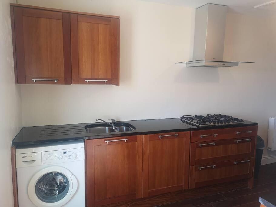 את'י Spacious And Warm 2 Bedroom Apartment Sleeps Up To 5 מראה חיצוני תמונה